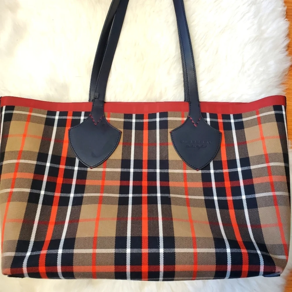 BURBERRY oversized reversible tote - Picture 5 of 11